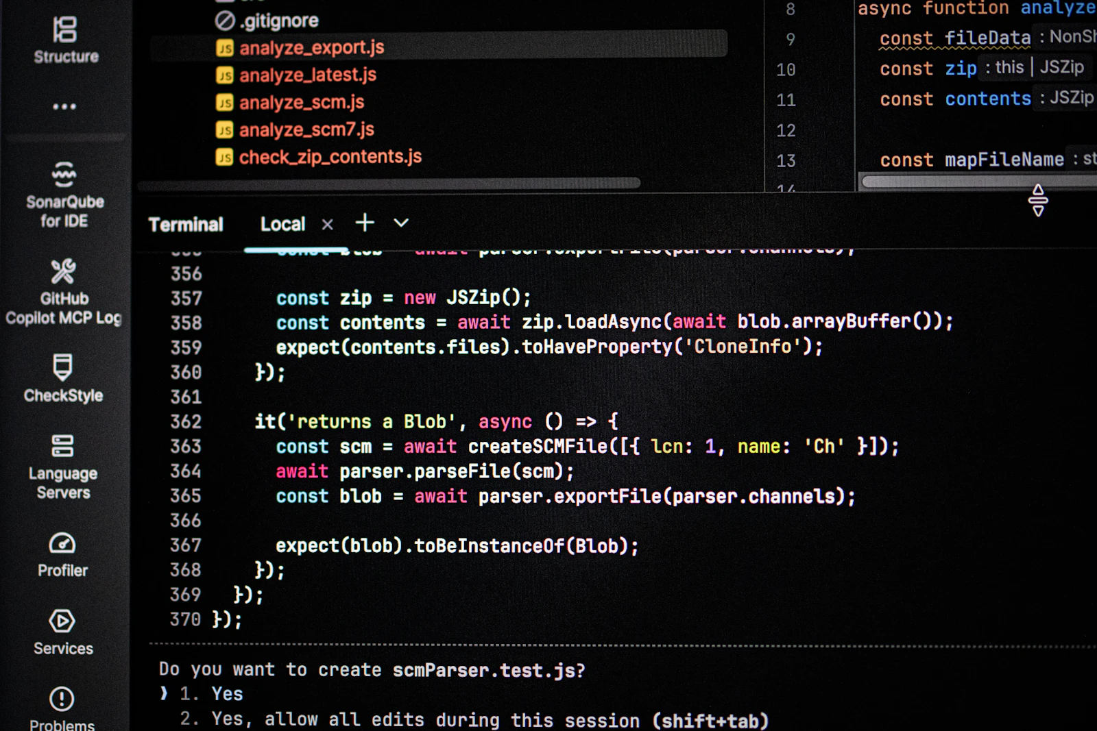 Un écran d'ordinateur affichant du code et une sortie de terminal